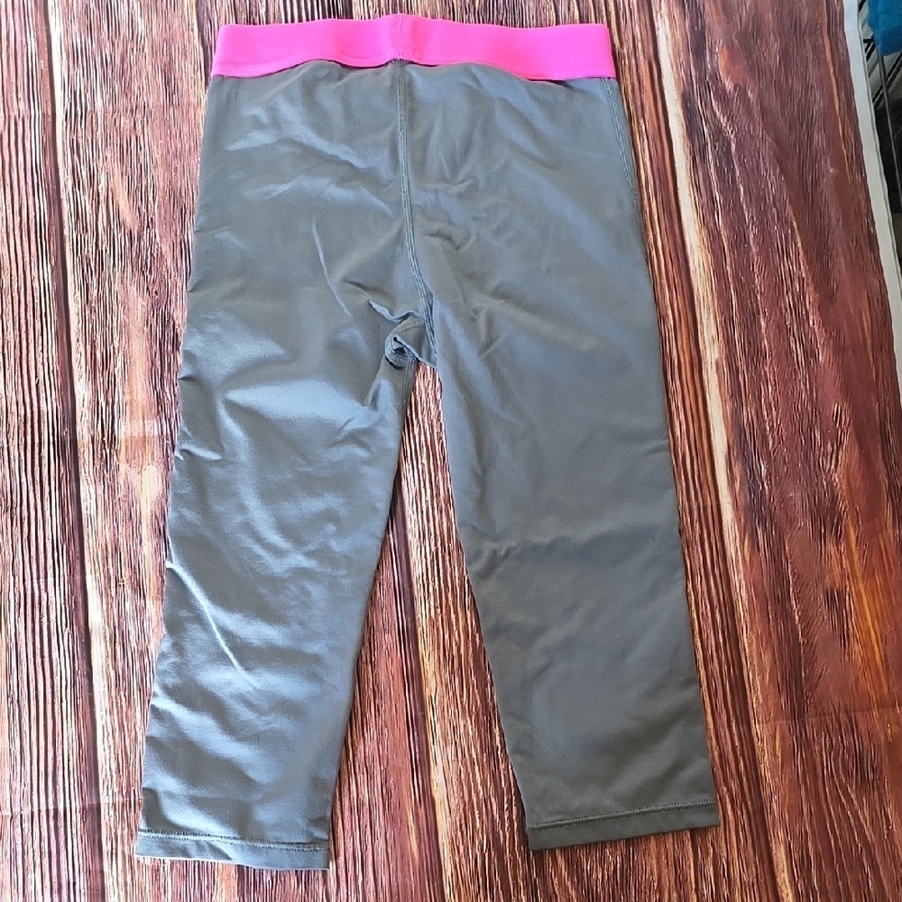 Nike Kids Capri Leggings in Gray with Pink Band Sz Med. - Picture 3 of 3